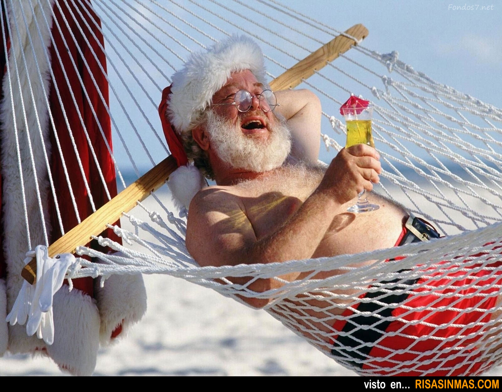Прикольное фото новые. Смешной дед Мороз. Новый год смешные. Дед Мороз на пляже. Летний дед Мороз.