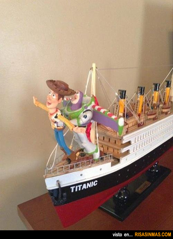 Woody y Buzz Lightyear recordando la famosa escena de Titanic